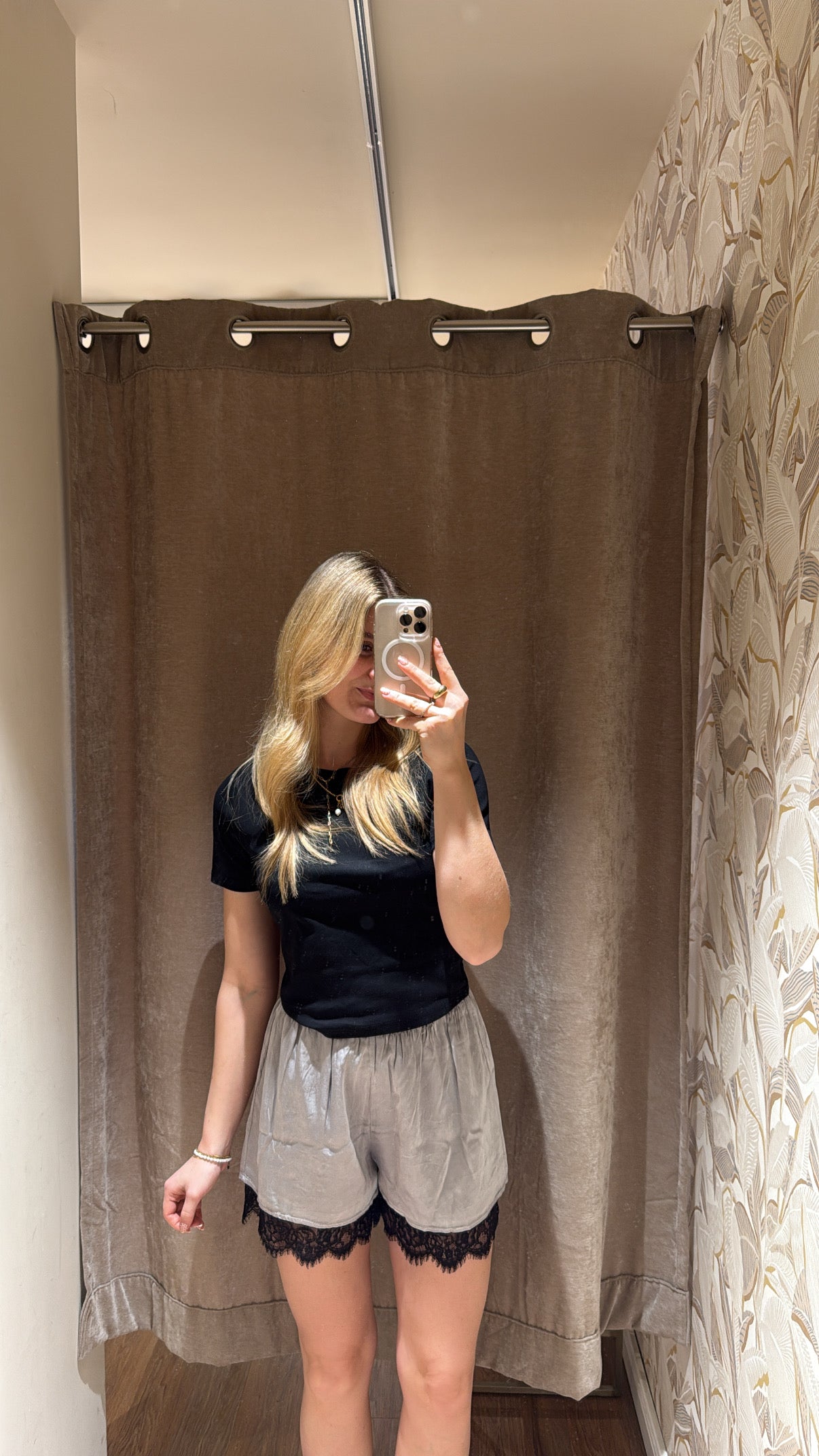 SPITZENSHORT GRAU SCHWARZ