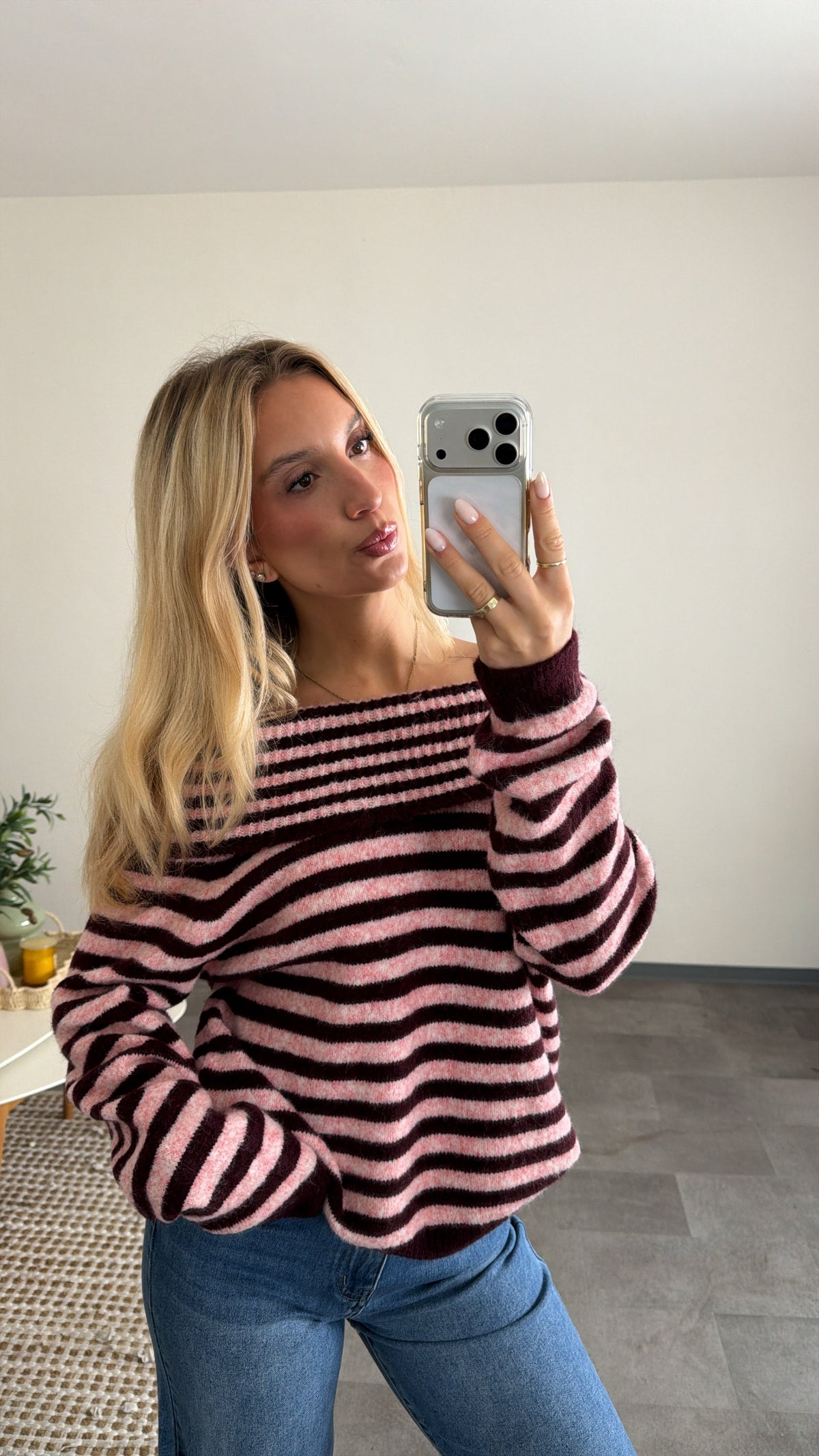 OFF-SHOULDER STRIPED PULLOVER BERRY
