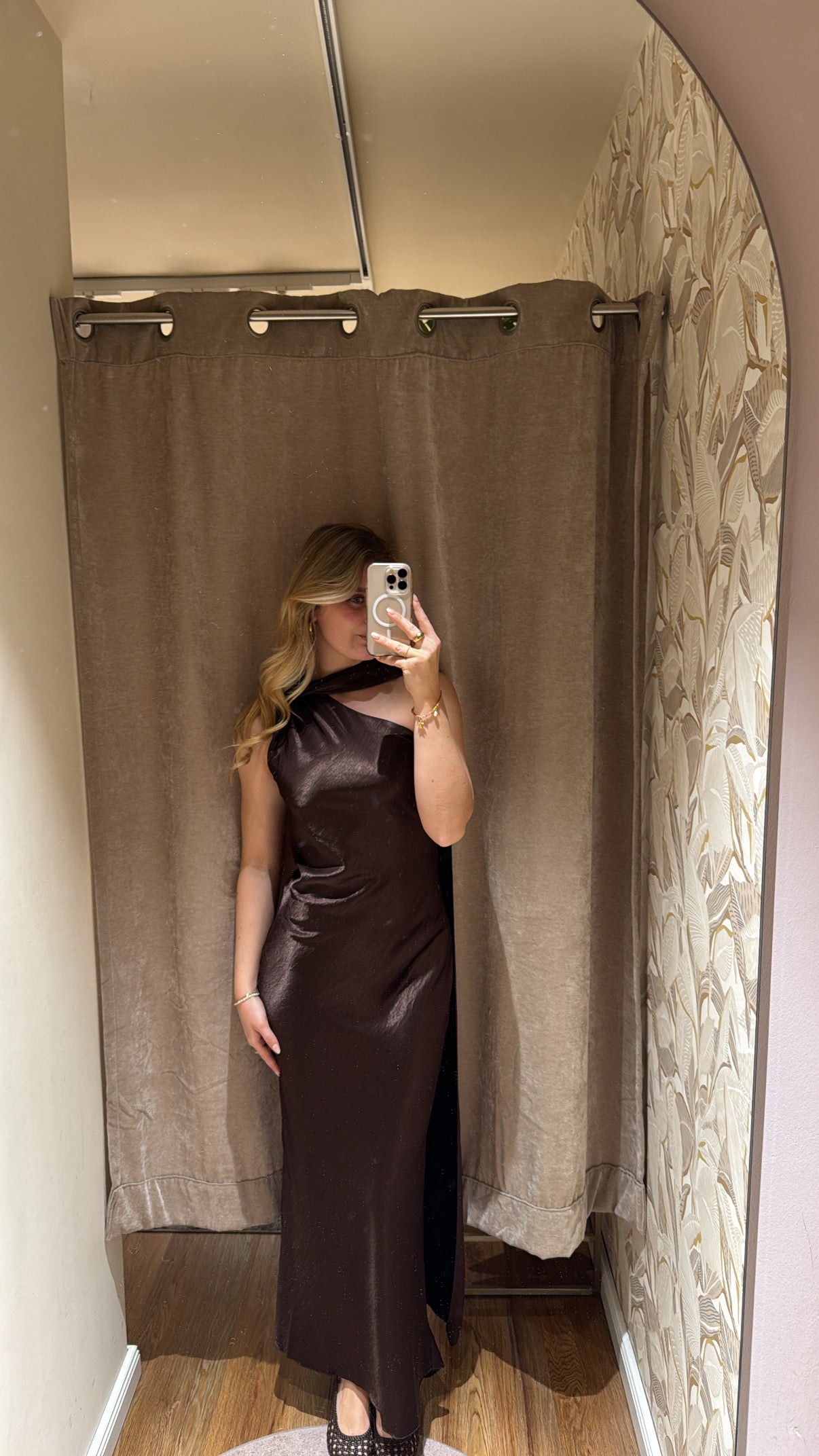 ASYMMETRISCHES KLEID MIT SCHAL DETAIL CHOCOLATE