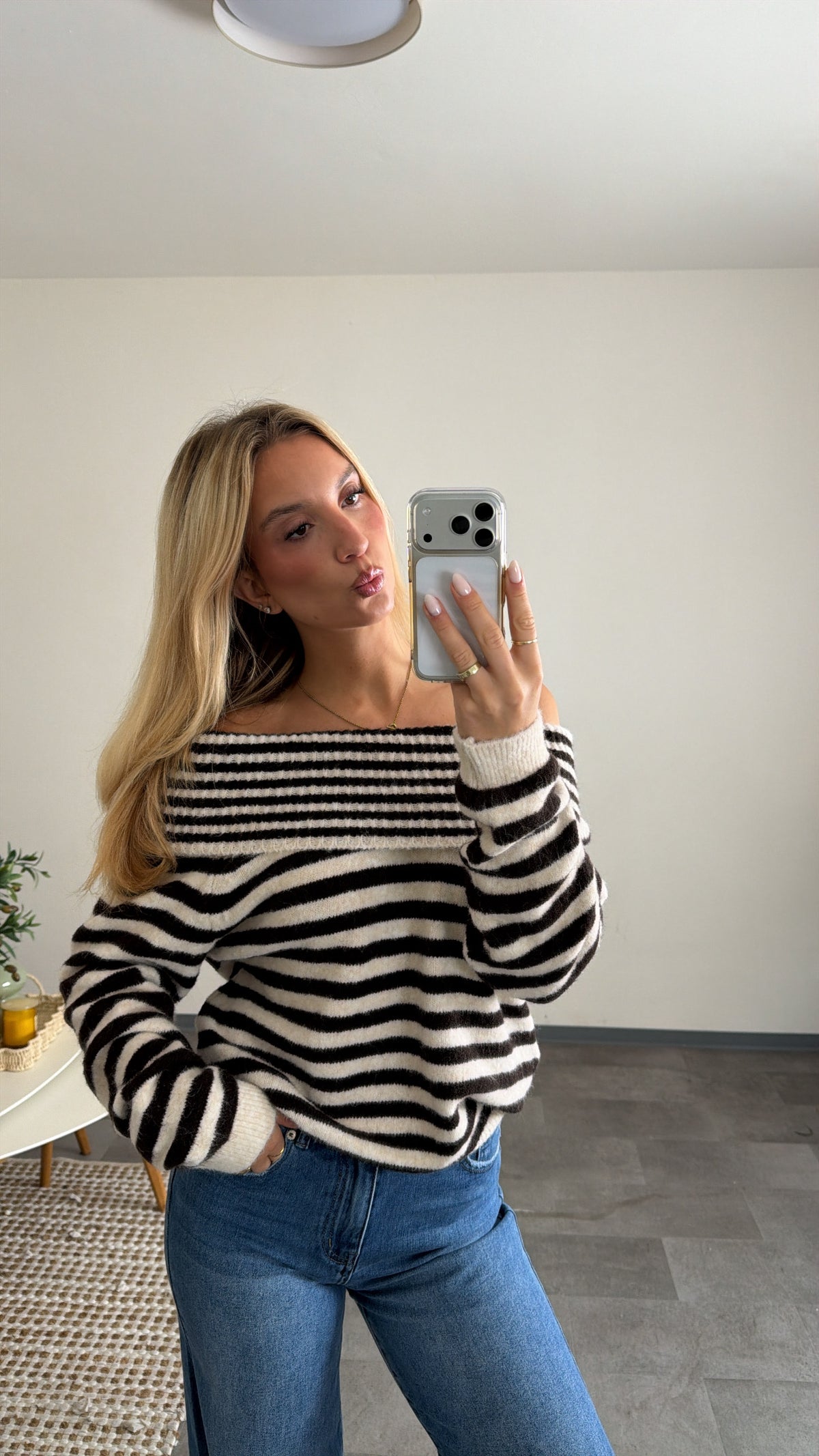 OFF-SHOULDER STRIPED PULLOVER CHOCLATE CREAM