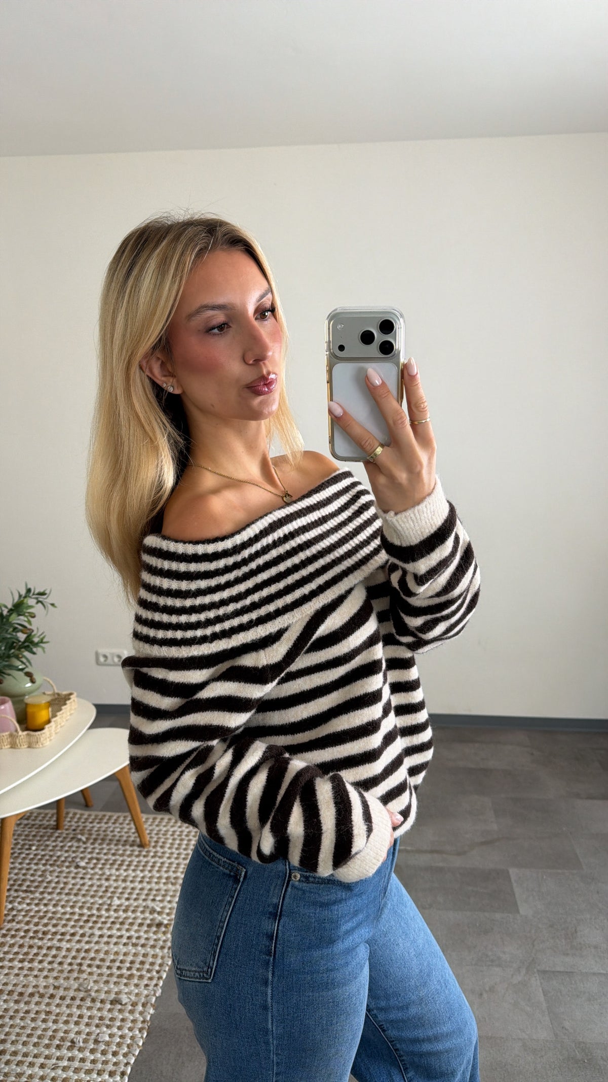 OFF-SHOULDER STRIPED PULLOVER CHOCLATE CREAM