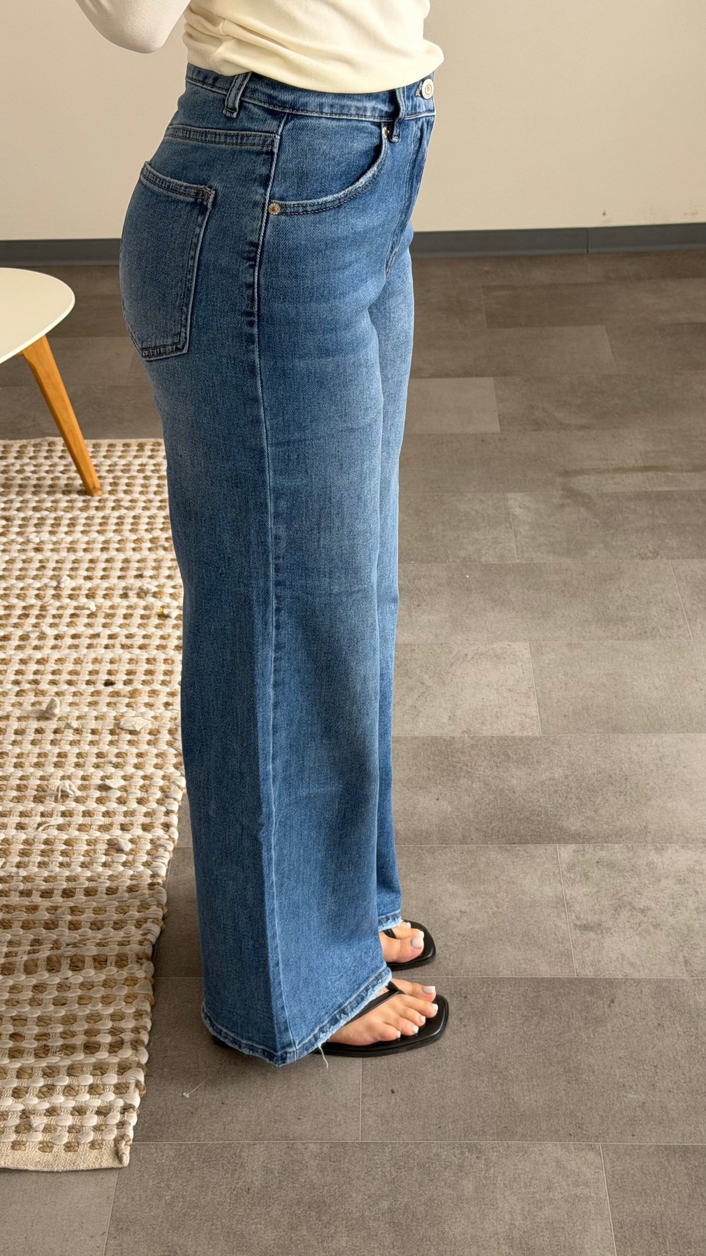 WIDE LEG BLUE JEANS