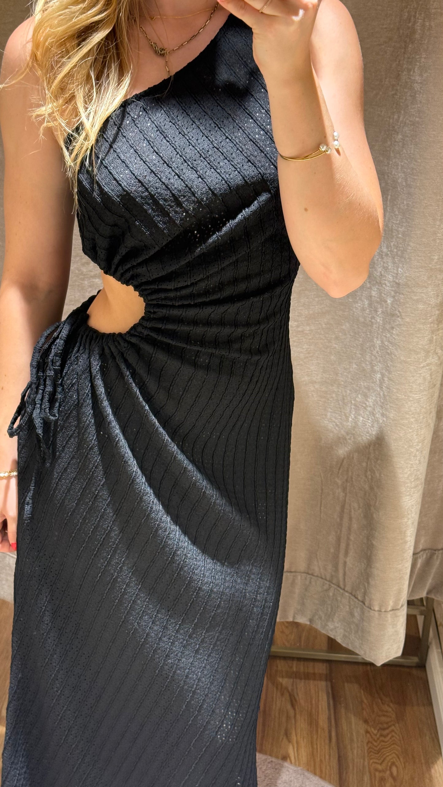 ONE SHOULDER CUT-OUT MAXIKLEID SCHWARZ