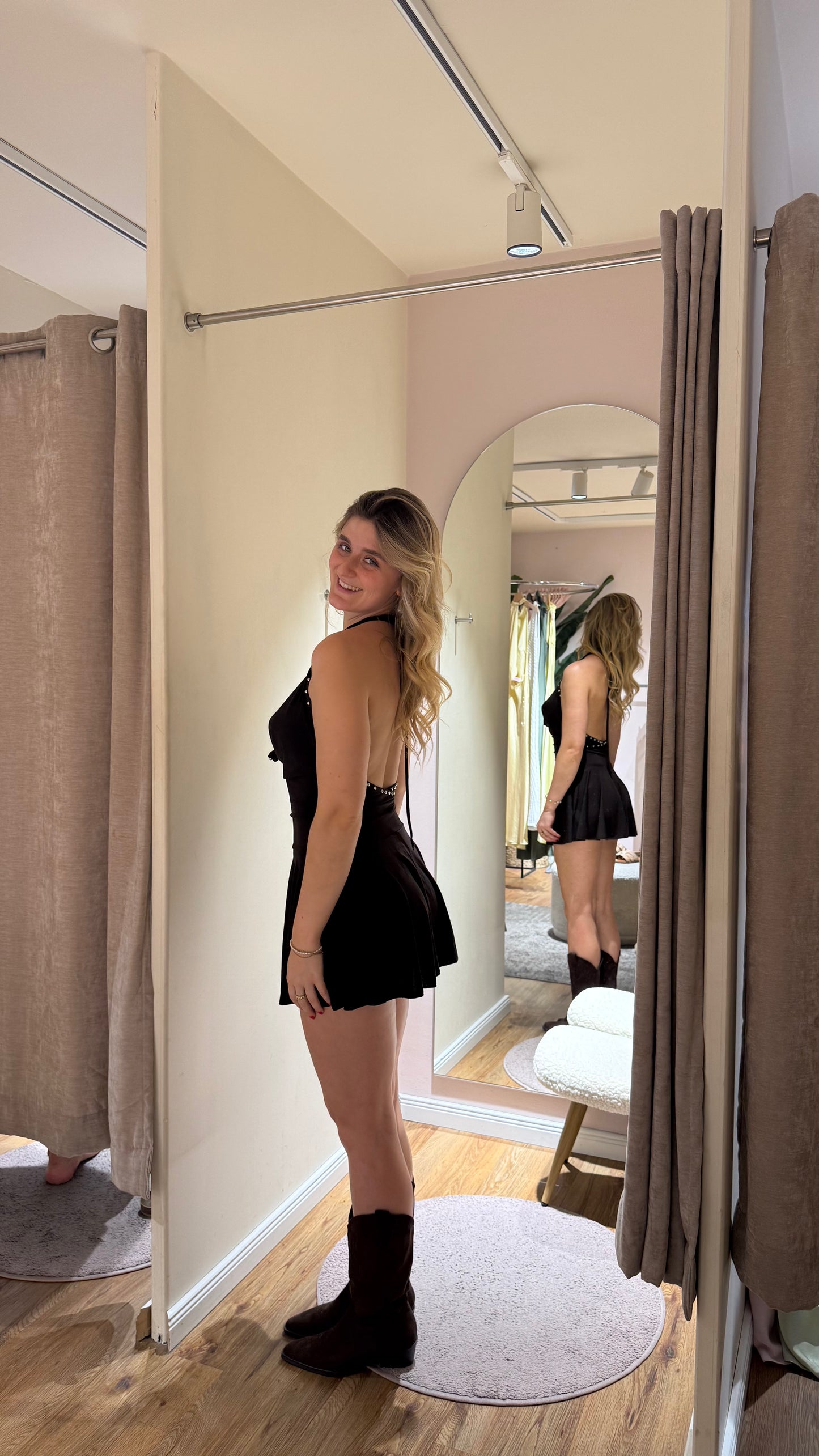 NECKHOLDER STUDDED MINI DRESS SCHWARZ