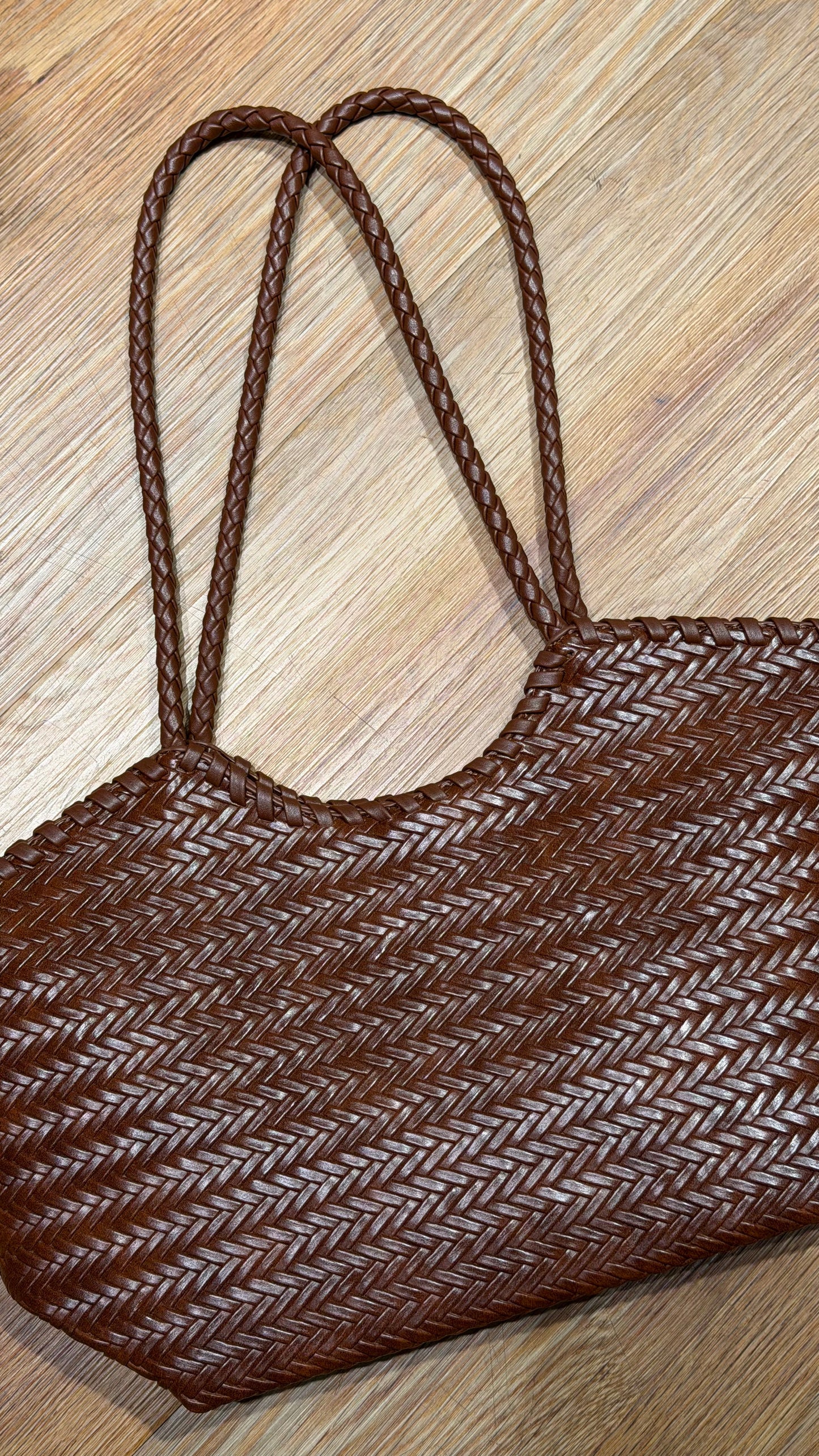 BRAIDED CURVE BAG BROWN