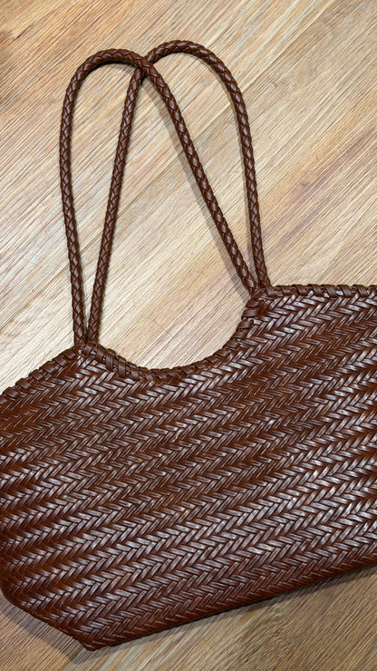 BRAIDED CURVE BAG BROWN